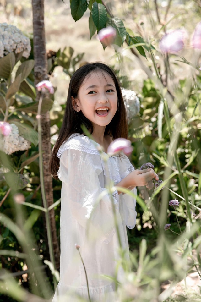 Vẻ ngoài như thiên thần của con gái 5 tuổi Hoa hậu Hà Kiều Anh - Ảnh 2.