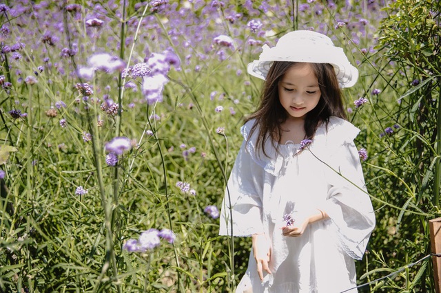 Vẻ ngoài như thiên thần của con gái 5 tuổi Hoa hậu Hà Kiều Anh - Ảnh 6.