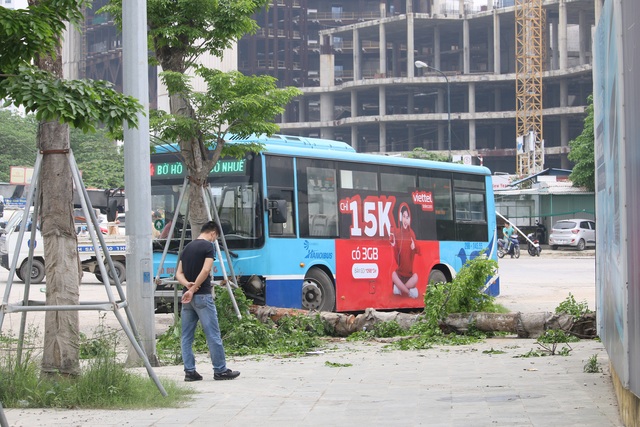 Nhân chứng kể lại vụ xe buýt lao lên vỉa hè, tông chết người đi bộ ở Hà Nội - Ảnh 2.