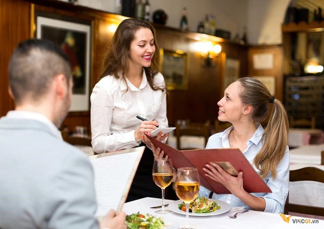 Bạn sẽ ngỡ ngàng khi biết lý do không nên nhờ nhân viên phục vụ gợi ý món lúc đi ăn nhà hàng - Ảnh 1.