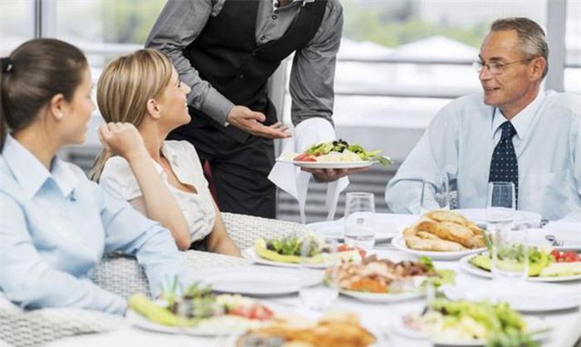 Bạn sẽ ngỡ ngàng khi biết lý do không nên nhờ nhân viên phục vụ gợi ý món lúc đi ăn nhà hàng - Ảnh 2.