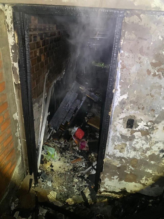 TP.HCM: Cháy nhà 3 tầng vào rạng sáng, 5 người mắc kẹt kêu cứu - Ảnh 3.