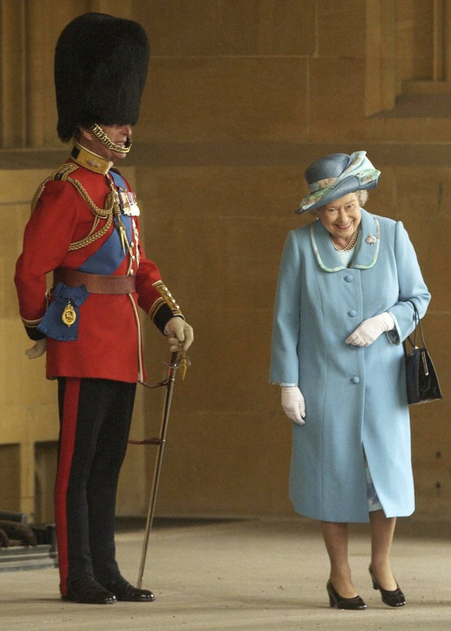 Chuyện tình xuyên suốt 74 năm của Nữ hoàng Anh cùng Hoàng tế Philip: Tình yêu say đắm năm 13 tuổi ngay từ cái nhìn đầu tiên và sự đặc cách có 1-0-2 trong lịch sử! - Ảnh 12.