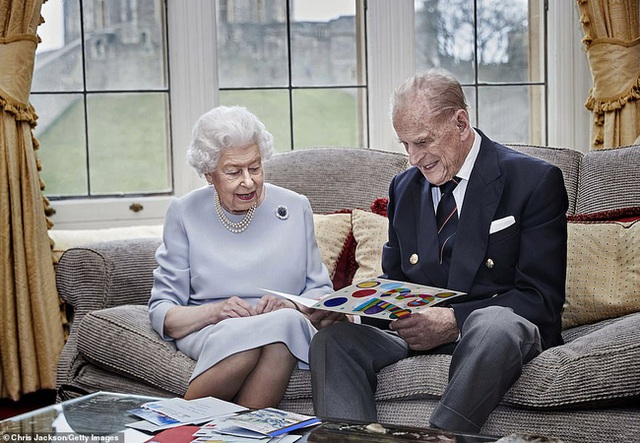 Chuyện tình xuyên suốt 74 năm của Nữ hoàng Anh cùng Hoàng tế Philip: Tình yêu say đắm năm 13 tuổi ngay từ cái nhìn đầu tiên và sự đặc cách có 1-0-2 trong lịch sử! - Ảnh 13.