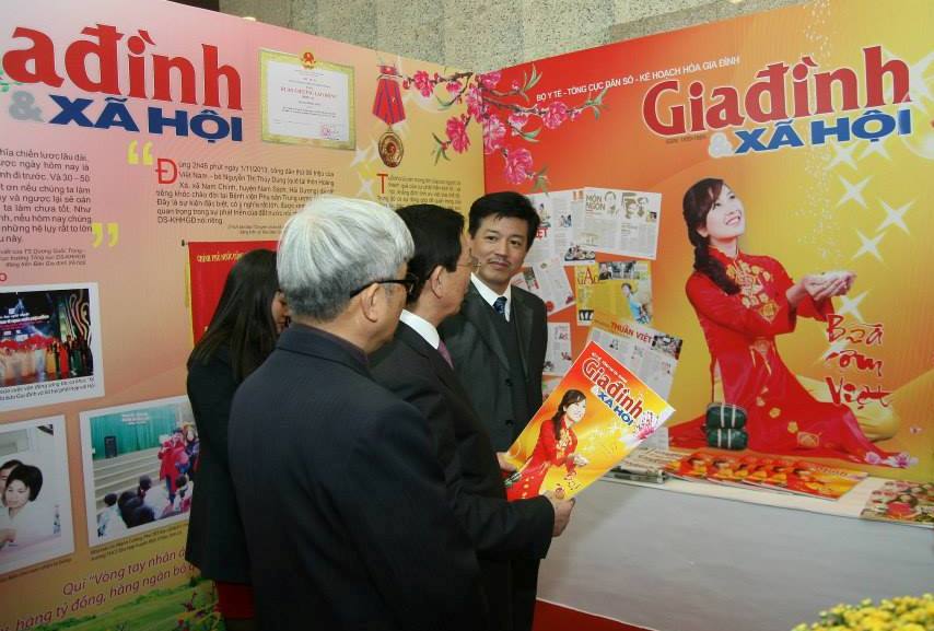 Chủ tịch UBND TP H&agrave; Nội thăm gian trưng b&agrave;y của b&aacute;o Gia đ&igrave;nh & X&atilde; hội tại Hội b&aacute;o Xu&acirc;n 1