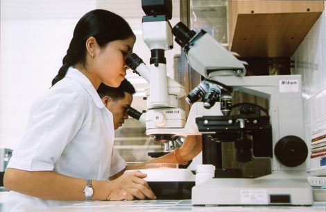 Trao học bổng “Vì sự phát triển của phụ nữ trong khoa học 2013” 1