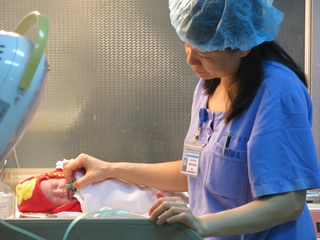 Đ&ecirc;m 30 &ldquo;trực&rdquo; c&ugrave;ng b&aacute;c sĩ bệnh viện Phụ sản 1