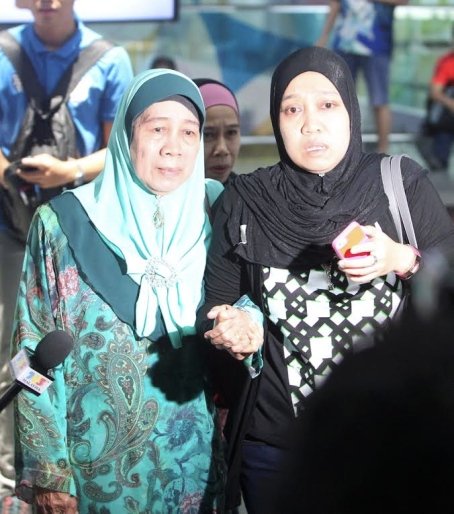 Thảng thốt những gương mặt có người thân trên máy bay Malaysia bị mất tích 11