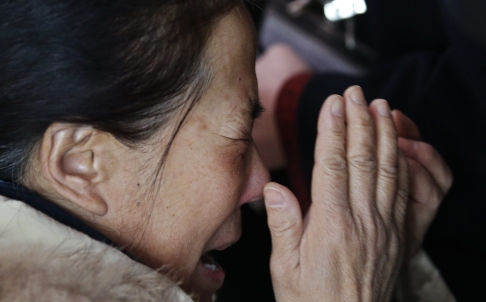 Thảng thốt những gương mặt có người thân trên máy bay Malaysia bị mất tích 7