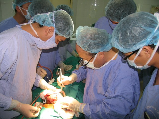 B&aacute;c sĩ kể chuyện nối lại "của qu&yacute;" cho nam thanh ni&ecirc;n tự cắt v&igrave; ng&aacute;o đ&aacute; 2