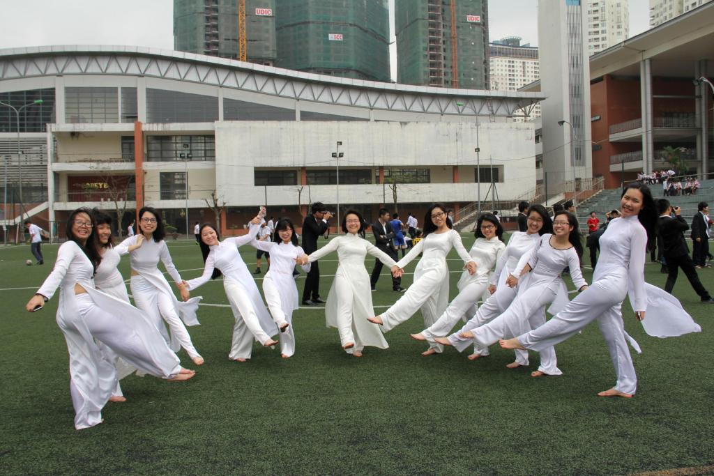 Tinh khôi nữ sinh trường Ams trong ngày hội áo dài 8 Tinh khôi nữ sinh trường Ams trong ngày hội áo dài 8