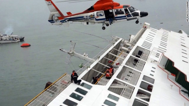 Tàu biển Hàn Quốc bị chìm, cảnh tượng kinh hoàng như tàu Titanic 5 Tàu biển Hàn Quốc bị chìm, cảnh tượng kinh hoàng như tàu Titanic 5