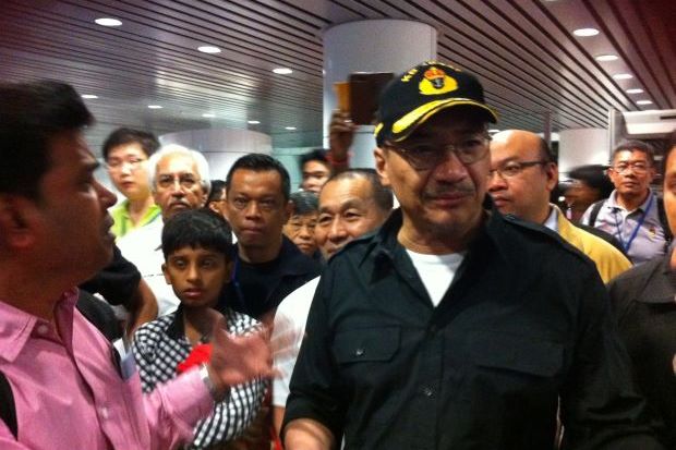 Máy bay Malaysia hạ cánh khẩn cấp vì lốp nổ 1