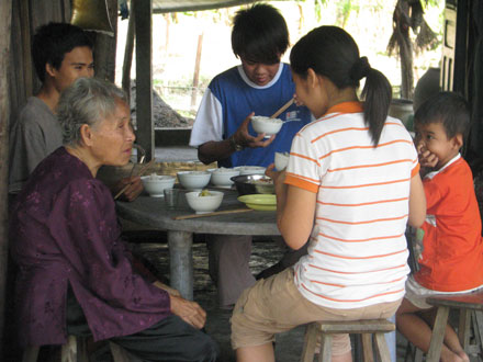 Bữa cơm gia đình ấm áp yêu thương 1