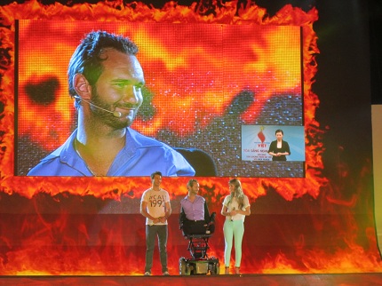 Nick Vujicic chỉ c&oacute; 10 ph&uacute;t trong đ&ecirc;m Gala &ldquo;Tỏa s&aacute;ng nghị lực Việt&rdquo; tại H&agrave; Nội 6