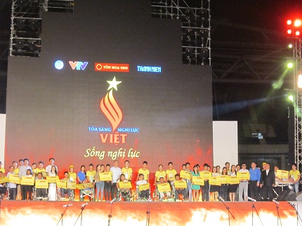 Nick Vujicic chỉ c&oacute; 10 ph&uacute;t trong đ&ecirc;m Gala &ldquo;Tỏa s&aacute;ng nghị lực Việt&rdquo; tại H&agrave; Nội 4
