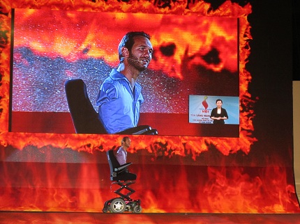 Nick Vujicic chỉ c&oacute; 10 ph&uacute;t trong đ&ecirc;m Gala &ldquo;Tỏa s&aacute;ng nghị lực Việt&rdquo; tại H&agrave; Nội 5