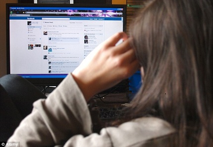 Tự tử v&igrave; bị mẹ cấm d&ugrave;ng facebook 1