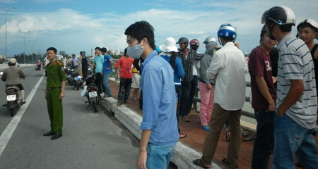 Nam thanh ni&ecirc;n nhảy cầu tự tử 2