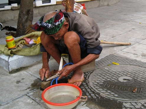 Cụ &ocirc;ng 93 tuổi m&agrave;i dao kiếm sống  2