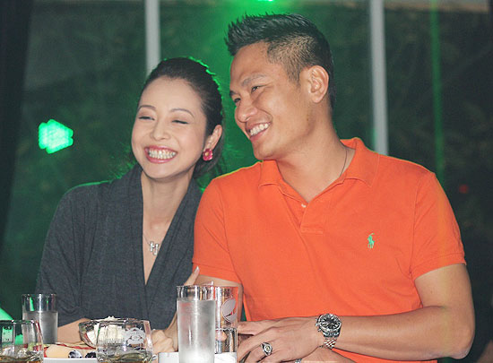 Jennifer Phạm tình tứ bên chồng sắp cưới 1