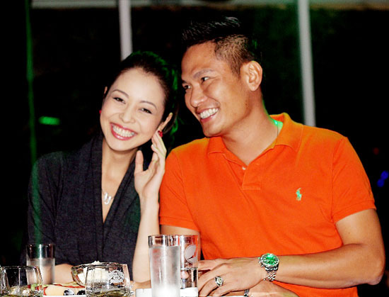 Jennifer Phạm tình tứ bên chồng sắp cưới 2