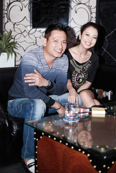 Bắt gặp Jennifer Phạm tình tứ bên chồng sắp cưới 2 Bắt gặp Jennifer Phạm tình tứ bên chồng sắp cưới 2