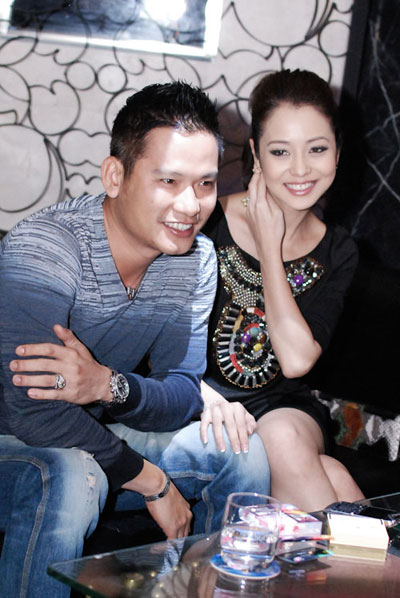 Bắt gặp Jennifer Phạm tình tứ bên chồng sắp cưới 3 Bắt gặp Jennifer Phạm tình tứ bên chồng sắp cưới 3
