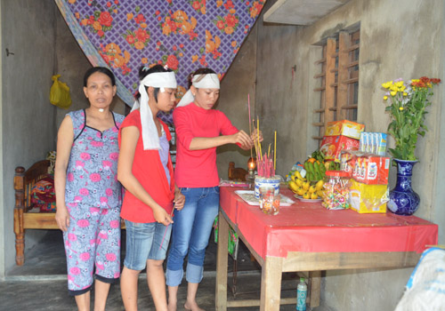 Nước mắt người mẹ vụ 3 bé 3 tuổi chết vì hái hoa tặng cô 1