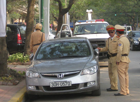 Chưa phạt xe "kh&ocirc;ng ch&iacute;nh chủ" 1