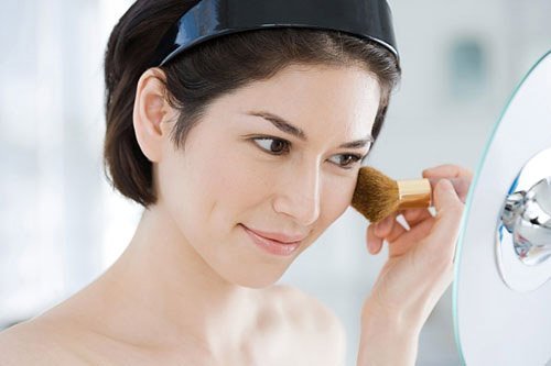 D&ugrave;ng nhiều son m&ocirc;i khiến phụ nữ ngu đi? 1