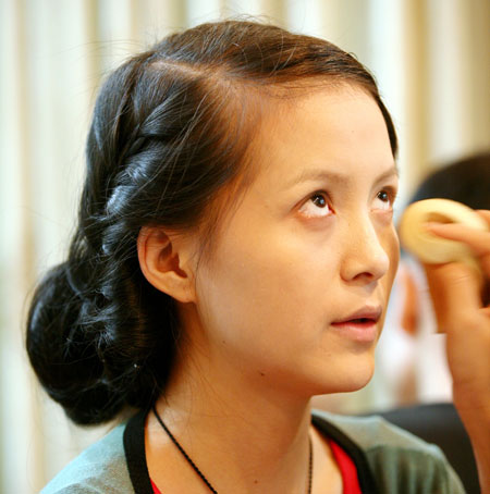 Make up cực xinh cho c&ocirc; d&acirc;u m&ocirc;i mỏng  2