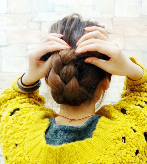 "T&iacute; to&aacute;y" với kiểu t&oacute;c tết cuốn dễ thương  6