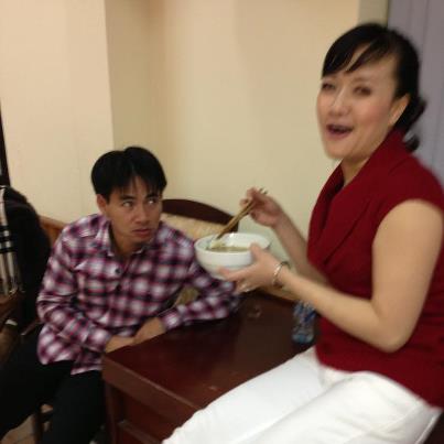 Xuân Bắc "lườm" Vân Dung 1