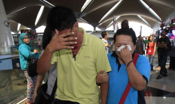 Nước mắt người thân hành khách trên chuyến bay định mệnh 4