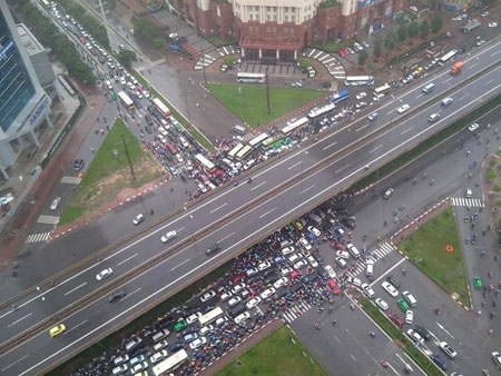 C&acirc;y cổ thụ ở hồ Gươm g&atilde;y đổ v&igrave; mưa lớn 5