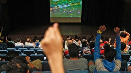 Cô gái nhảy lầu tự tử vì bạn trai bỏ nhà đi xem World Cup 1 Cô gái nhảy lầu tự tử vì bạn trai bỏ nhà đi xem World Cup 1
