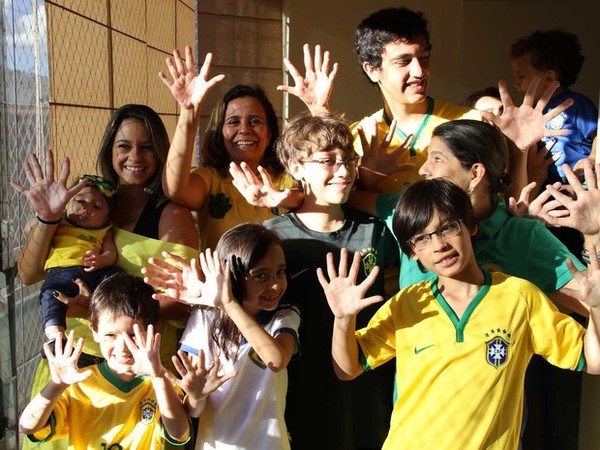 Gia đình Brazil kỳ dị đều có 6 ngón tay và 6 ngón chân 1