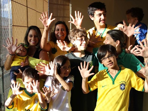 Gia đình Brazil kỳ dị đều có 6 ngón tay và 6 ngón chân 1 Gia đình Brazil kỳ dị đều có 6 ngón tay và 6 ngón chân 1