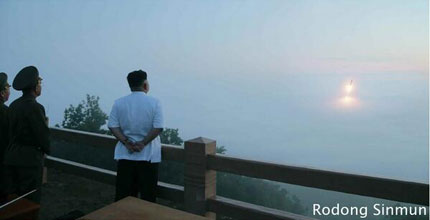 &Ocirc;ng Kim Jong-un trực tiếp chỉ huy vụ ph&oacute;ng t&ecirc;n lửa 1