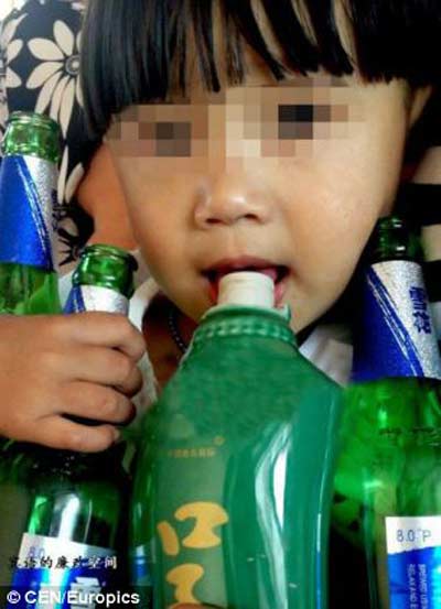 Sốc với bé trai 2 tuổi uống rượu bia thay sữa 2