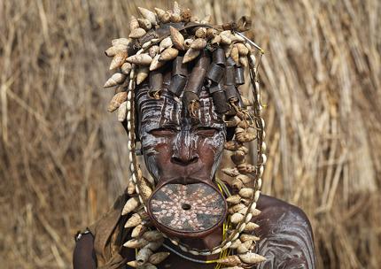 Phong tục dựng tóc gáy của bộ tộc Châu Phi 3