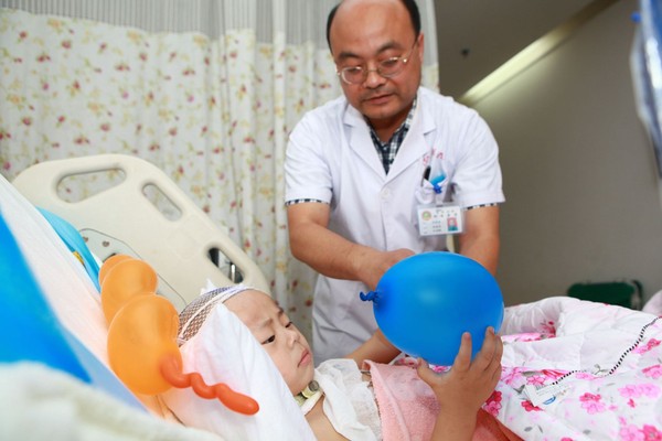 Cậu b&eacute; bị đũa đ&acirc;m xuy&ecirc;n n&atilde;o vẫn may mắn tho&aacute;t chết 2