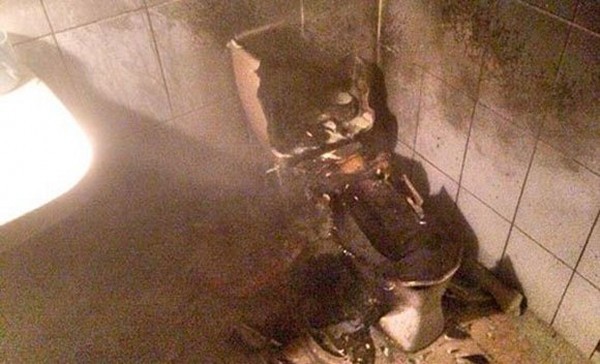 "Thủ tiêu" con gián, người phụ nữ đốt cháy cả toilet 1 "Thủ tiêu" con gián, người phụ nữ đốt cháy cả toilet 1