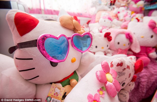 Chia tay cả t&aacute; bạn trai v&igrave;... m&egrave;o Hello Kitty 9