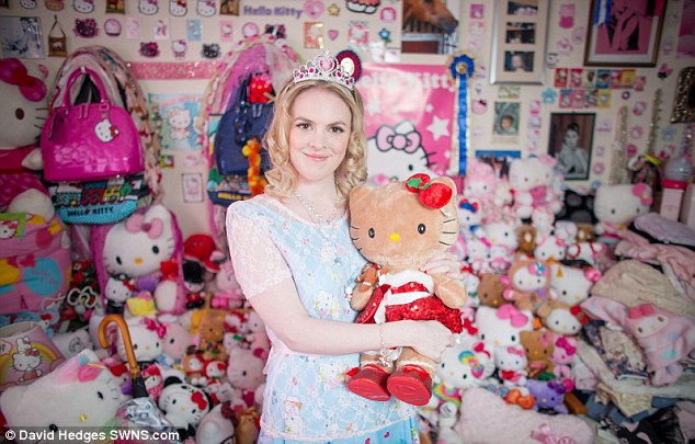 Chia tay cả t&aacute; bạn trai v&igrave;... m&egrave;o Hello Kitty 10