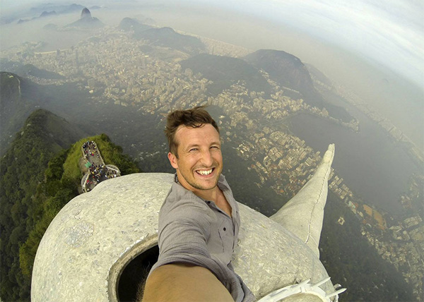 Chụp ảnh "tự sướng" trên đỉnh tượng chúa ở Rio de Janeiro 3 Chụp ảnh "tự sướng" trên đỉnh tượng chúa ở Rio de Janeiro 3