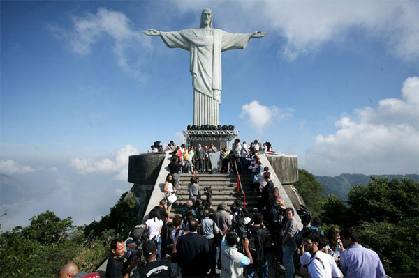 Chụp ảnh "tự sướng" trên đỉnh tượng chúa ở Rio de Janeiro 1 Chụp ảnh "tự sướng" trên đỉnh tượng chúa ở Rio de Janeiro 1