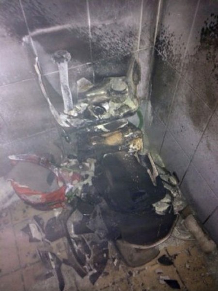 "Thủ tiêu" con gián, người phụ nữ đốt cháy cả toilet 2 "Thủ tiêu" con gián, người phụ nữ đốt cháy cả toilet 2