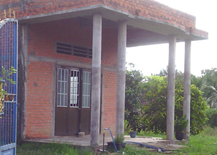Giận chồng, thai phụ 8 th&aacute;ng d&ugrave;ng dao tự rạch bụng  1